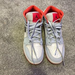 Air Jordan 1s size 6y.